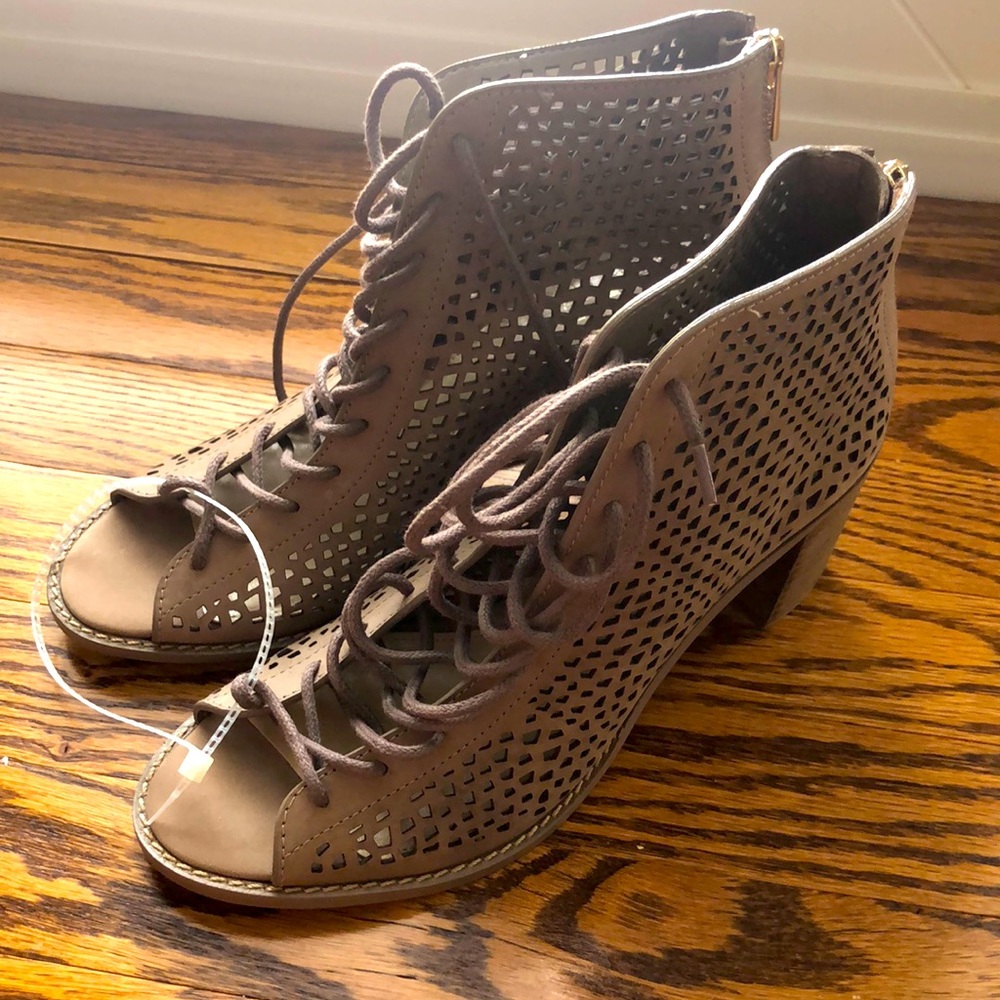 Vince Camuto size 8 NWT originally $169